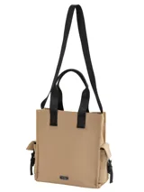Bolso tipo tote color beige con detalles en negro, confeccionado en lona. Cuenta con doble asa de mano, correa larga ajustable para el hombro, bolsillos laterales con cierre de broche imantado y logo metálico frontal.