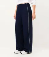 Pantalón deportivo de microfibra color verde, de corte recto y cintura elastizada, con línea lateral en contraste.