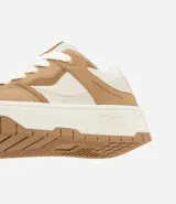 Championes de caña corta marca Satinato, confeccionados en material sintético tipo cuero (PU). Presentan un diseño de paneles en tonos beige y tostado, con suela de plataforma tipo caja y cierre mediante cordones.