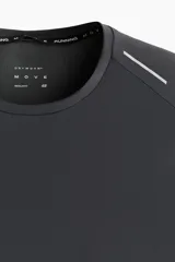 Remera deportiva para running de color gris oscuro, confeccionada en tejido técnico con tecnología DryMove. Presenta cuello redondo, mangas cortas, detalles reflectantes en los hombros y aberturas laterales en el bajo.