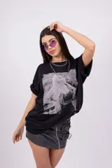 Remerón negro con estampa fotográfica en escala de grises.