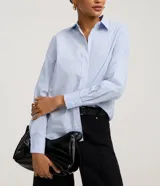 Camisa de tricolina marca Cortelle, con cuello solapa, abotonado delantero y mangas largas, con estampa de rayas en hilo teñido.