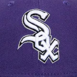 Gorro New Era 59FIFTY del equipo de béisbol Chicago White Sox, color violeta con visera gris. Presenta el logo del equipo bordado en el frente y un parche conmemorativo del estadio Comiskey Park en el lateral.