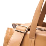 Cartera tipo tote de cuero color suela, con doble asa de hombro y correa larga ajustable y extraíble. Presenta un diseño minimalista con el logo de la marca grabado en el centro.