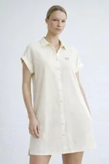 Camisa de corte holgado confeccionada en viscosa suave y liviana, con cuello clásico, cierre frontal de botones y mangas cortas con dobladillo. Cuenta con bolsillos laterales prácticos.