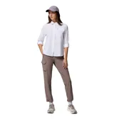 Camisa de manga larga Columbia en color blanco, diseñada con tecnología Omni-Shade y Omni-Wick. Presenta cuello clásico, cierre frontal con botones y un bolsillo en el pecho con etiqueta de la marca.
