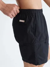 Short negro de popelina de algodón, con cintura elástica, bolsillos laterales y traseros.