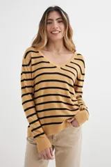 Sweater de tejido de punto color camel con rayas horizontales negras. Presenta escote en V y mangas largas con puños acanalados.