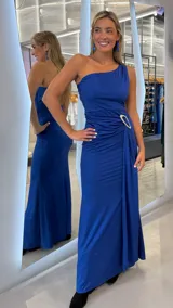 Vestido largo azul con brillo, de un solo hombro, con drapeado en la cintura y detalle de hebilla con pedrería.