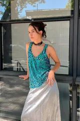 Musculosa larga negra con estampado abstracto en blanco, escote en V y breteles anchos.