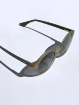 Lentes de sol Osten modelo Niza con armazón redondo de acabado mate en color mostaza y cristales oscuros polarizados con protección UV 400.