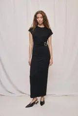 Vestido largo negro de calce al cuerpo, con cuello redondo, mangas cortas y detalle drapeado en el lateral de la cintura con una hebilla metálica dorada.