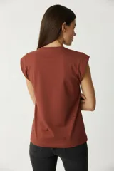 Remera sin mangas de algodón con hombreras, cuello redondo a la base y corte holgado.