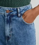Pantalón mom jeans de tiro alto, color azul, con cierre de cremallera y botón, trabillas para cinto y bolsillos delanteros y traseros. Marca Blue Steel.