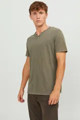 Camiseta verde militar de manga corta, cuello dividido con botones y corte slim fit.