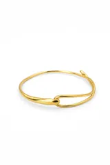 Pulsera rígida dorada con cierre tipo gancho.