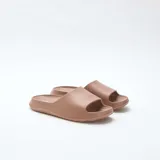 Chanclas de piscina color marrón, con diseño de una sola tira ancha y suela con plataforma.