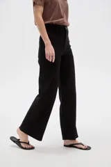 Pantalón jean de corte ancho, tiro alto y diseño recto.