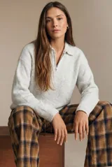 Sweater de punto en color gris melange, con diseño oversize, cuello polo y cierre frontal parcial. Presenta mangas largas y una textura acanalada suave.