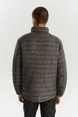 Campera puffer gris oscuro, con cuello alto y cierre frontal.