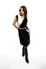 Vestido midi de lino color mostaza, con escote cruzado tipo kimono y lazo en la cintura.