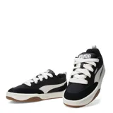 Championes urbanos Puma modelo Park Lifestyle, color negro con detalles en blanco y suela de goma color caramelo. Presentan cordones gruesos y el logo de la marca en el lateral y la lengüeta.
