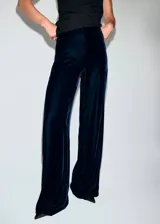 Pantalón de tiro medio y corte recto, confeccionado en tejido de terciopelo de color azul marino, perteneciente a la colección de fiesta.