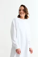 Vestido de algodón de corte recto y holgado, con cuello redondo y mangas largas con puños elásticos.