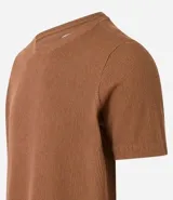 Remera de manga corta y cuello redondo, confeccionada en tejido de media malla con textura vertical. Presenta un diseño minimalista y ligero, ideal para un uso versátil y cómodo.