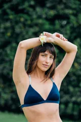 Top de bikini triángulo de terciopelo azul con breteles finos ajustables y espalda cruzada con cuatro tiras.