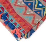 Pashmina rectangular con estampado geométrico multicolor y terminaciones con flecos azules.