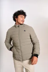 Campera puffer color beige con cierre frontal, cuello alto y logo de la marca bordado en el pecho.