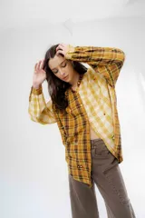 Camisa de algodón con diseño de patchwork a cuadros en tonos tierra, con cuello mao, cierre frontal de botones y detalles de apliques bordados.