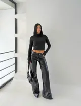 Pantalón oxford negro de cuero sintético con corte acampanado.