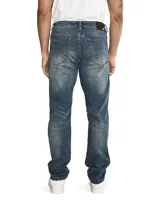 Pantalón de jean corte slim, color azul lavado, con diseño de cinco bolsillos y cierre frontal con botón y cremallera.
