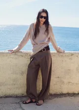 Blusa de lyocell y viscosa con estampado de rayas finas, cuello redondo, manga larga abotonada y detalle cruzado en la cintura.