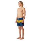 Boardshort de baño de 16 pulgadas, color azul marino con una franja ancha horizontal de color mostaza/amarillo en el torso. Presenta cordón blanco para ajuste frontal y un pequeño parche circular con logo en la parte inferior izquierda.