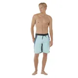 Bermuda de baño celeste con cintura negra y cordón ajustable. Presenta paneles laterales con diseño de rayas azul marino y rosa. Confeccionada con tejido reciclado Mirage Core y tecnología hidrofóbica de secado rápido.