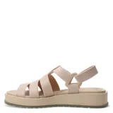 Sandalias tipo gladiador de plataforma baja, confeccionadas en material sintético con acabado brillante. Presentan tiras anchas entrelazadas y cierre con velcro en el talón.