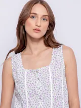 Top negro con estampado floral, escote cuadrado y breteles finos.