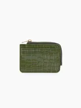 Billetera compacta de diseño tipo tarjetero con cierre lateral, confeccionada en material sintético con textura efecto cocodrilo y acabado brillante.