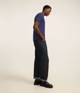 Remera de corte slim con textura acanalada, cuello redondo y mangas cortas. Confeccionada en tejido de algodón, presenta un diseño básico y versátil.