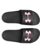 Sandalias Under Armour color negro con detalle de logo rosado en la tira ancha superior, de diseño cómodo y anatómico para uso diario o deportivo.