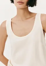 Musculosa de tejido de punto color beige, con escote redondo y corte al cuerpo.