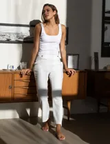 Pantalón blanco cropped de crepe elastizado marca Hope & Harlow, con apliques de botones metálicos en la parte delantera.