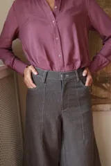 Camisa de fibrana color violeta con cuello clásico y detalle de bordado floral en una de las puntas del cuello.