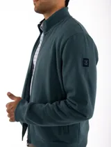 Campera celeste con cierre frontal, cuello alto y bolsillos laterales.