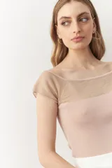 Top de punto color rosa pálido, de escote cuadrado con transparencia en la parte superior y mangas cortas.