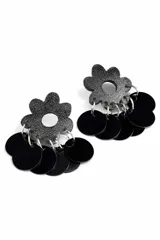 Par de aros colgantes con base en forma de flor de color negro brillante y múltiples discos negros colgantes.
