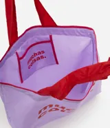 Cartera plegable Renner, color lila con asas y detalles en rojo, estampado frontal con el texto "muchas coisas.".